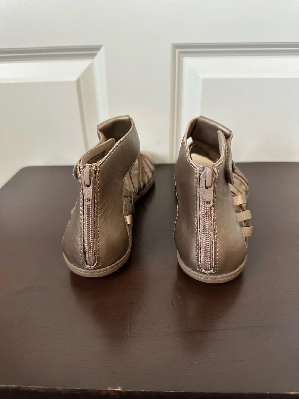 Earth Origins Bevvy Platinum Leather Back Zipper Sandal Size 9